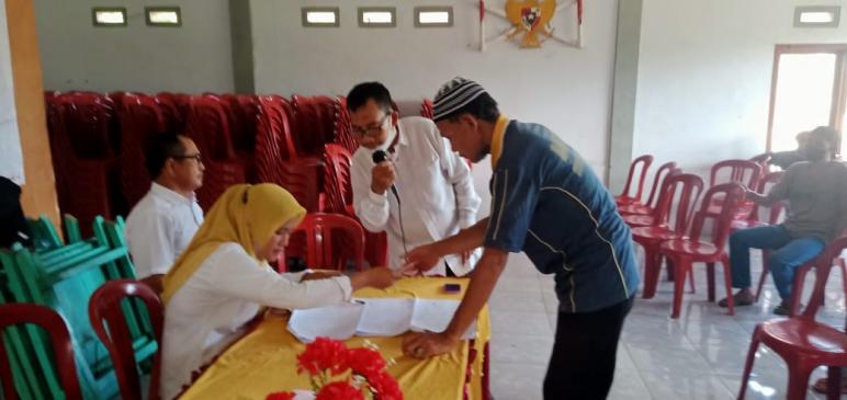 Rusman Mahidi dan Sekretaris Desa Pagar Dewa Berikan BLT kepada ...