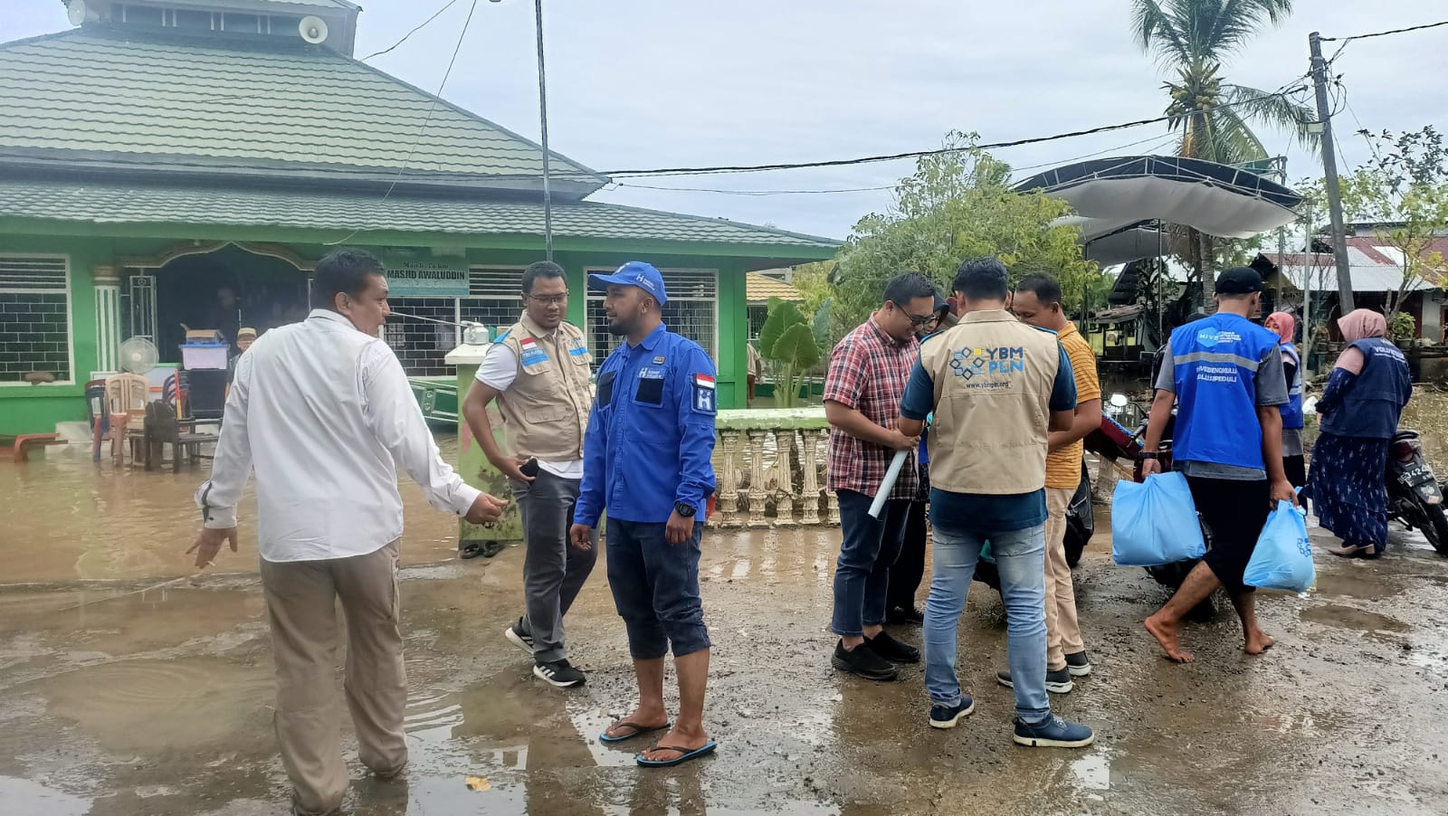 Human Initiative dan pln sukamerindu saat usai membagikan bantuan sembako di rt 08 Kelurahan Sukamerindu Kota Bengkulu
