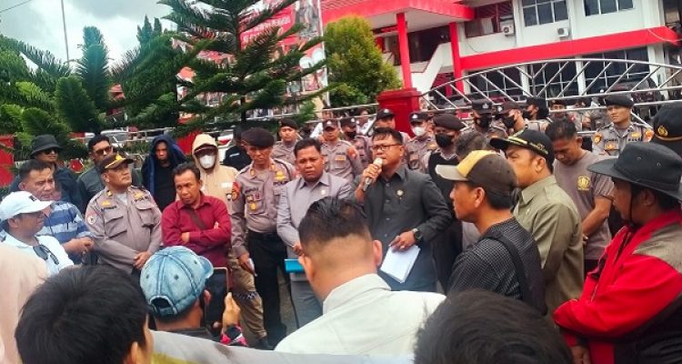 Dewan Kabupaten Bengkulu Utara Temui Langsung Pendemo Di Depan Gedung DPRD