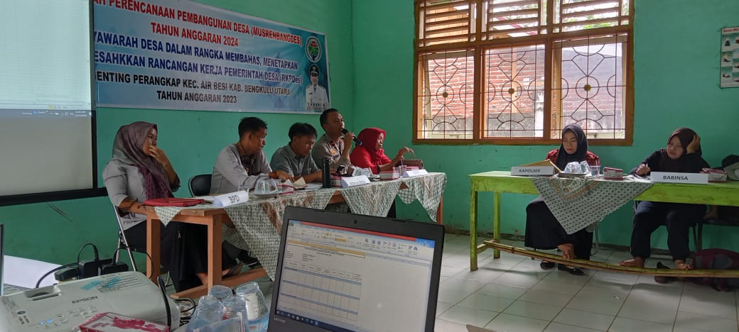 Kepala desa Geting perangkap, Zakaria,Musrenbangdes merupakan kegiatan musyawarah tahunan yang diadakan untuk menyepakati Rencana Kerja Pembagunan Desa.di ruang kantor desa setempat.jum,at(23/12/2022).(Foto : Gunawan 