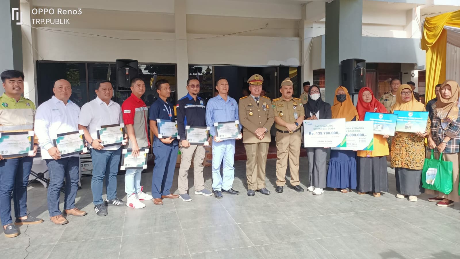 Kepala Dinas Bersama Jajarannya adakan poto bersama usai acara k3