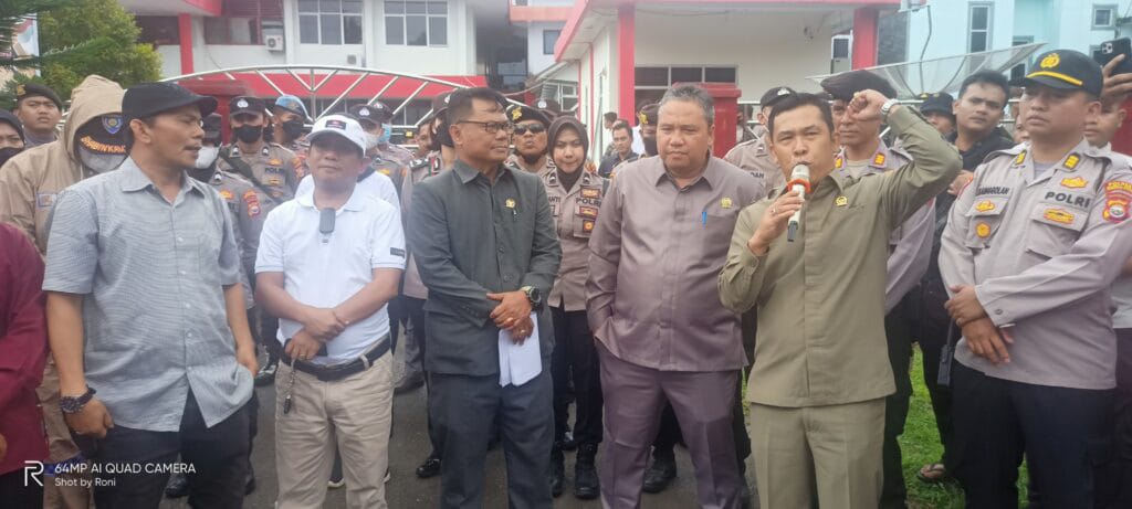 Dewan Kabupaten Bengkulu Utara Temui Langsung Pendemo Di Depan Gedung DPRD