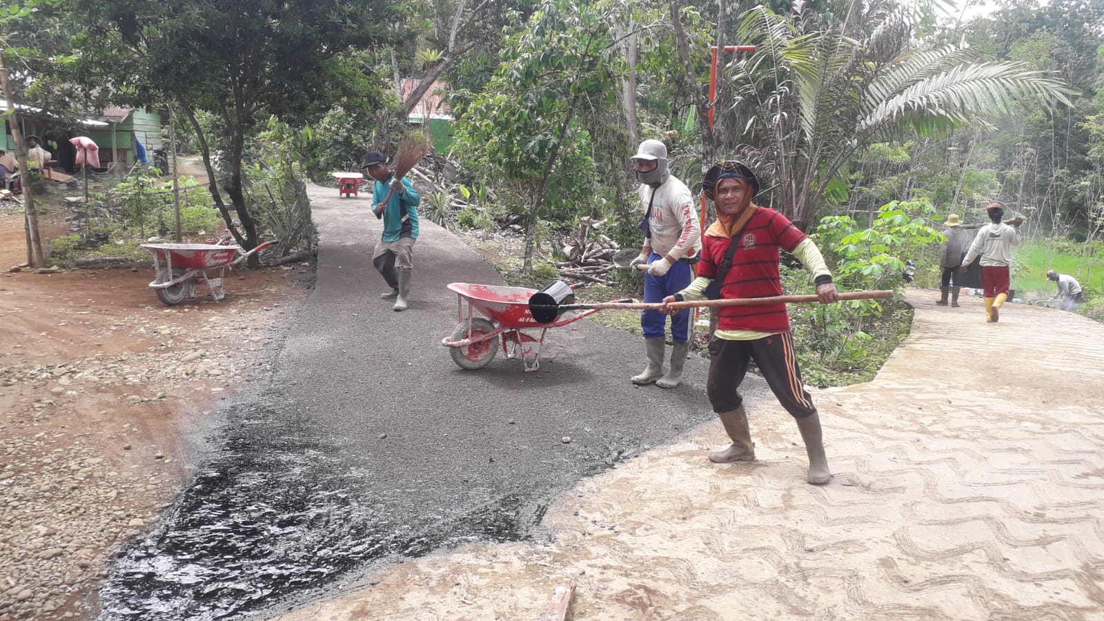 Diakhir Masa Jabatan, Kepala Desa Tebing Kaning Selesaikan Jalan Usaha Tani dan Pengaspalan di Setiap Gang RT