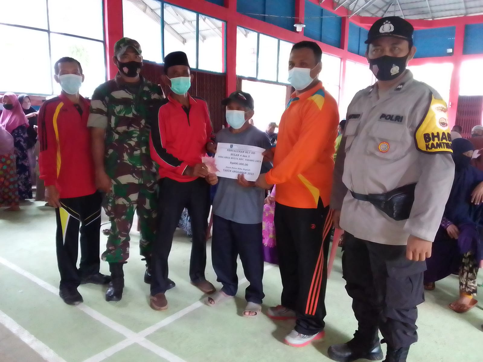 Momen pembagian BLT DD Kepala Desa Arga Mulya Mengucapkan Minal Aidzin Wal Pak Aizin pada Sesepuh Desa Arga Mulya