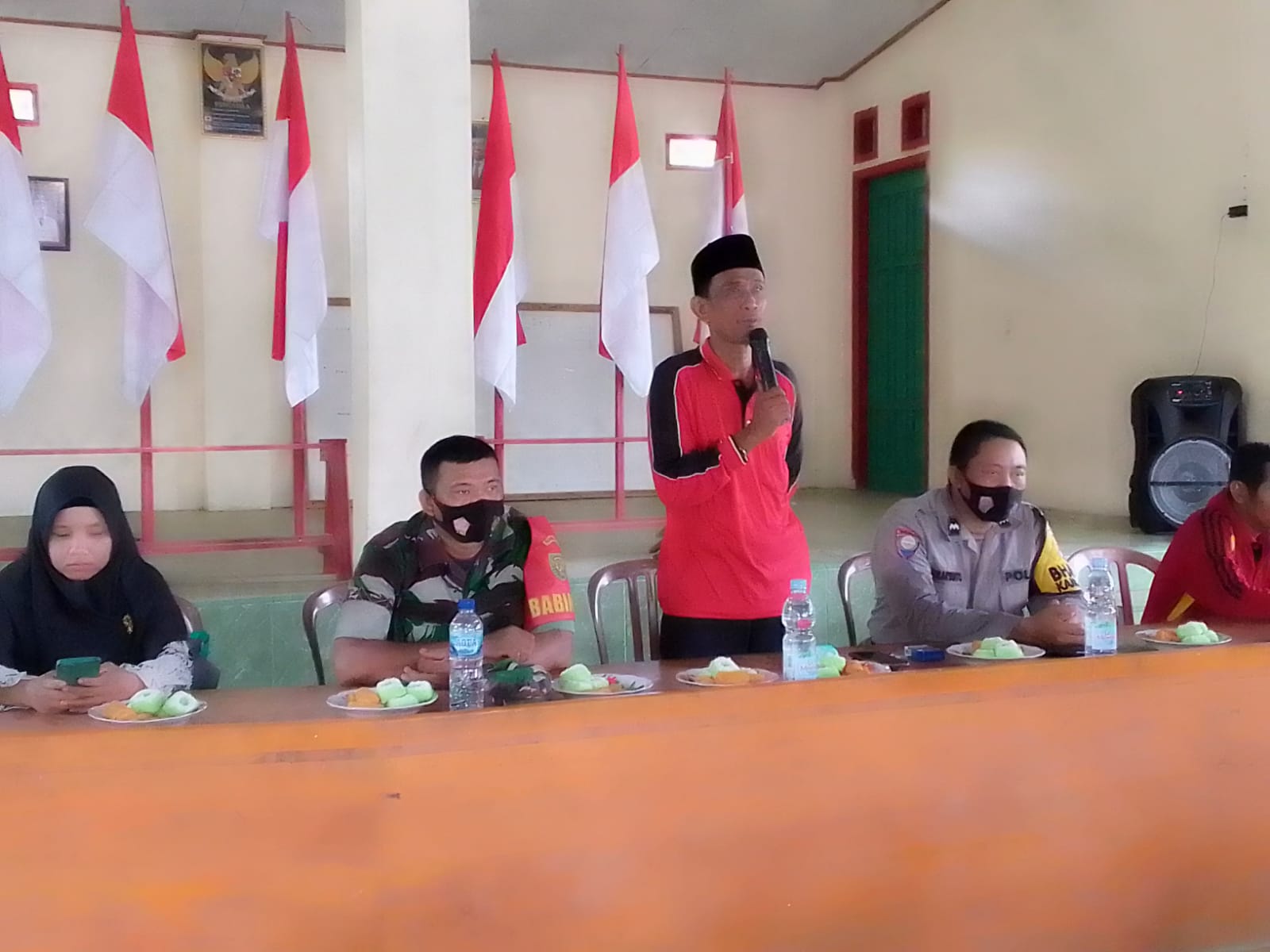 Momen pembagian BLT DD Kepala Desa Arga Mulya Mengucapkan Minal Aidzin Wal Pak Aizin pada Sesepuh Desa Arga Mulya
