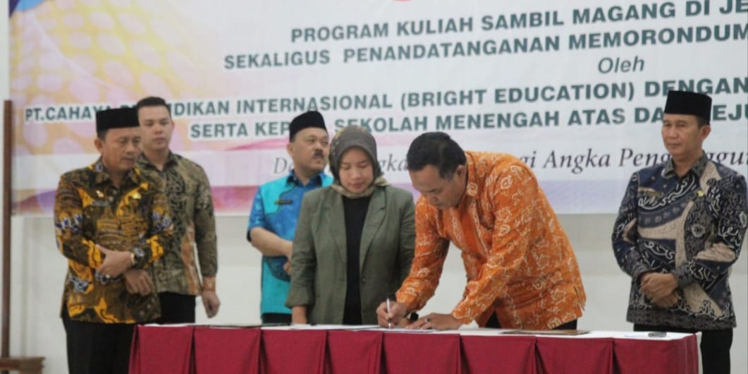 Dinas Pendidikan dan Kebudayaan Provinsi Bengkulu teken MoU dengan PT Cahaya Pendidikan Internasional, di Hotel Adeeva Bengkulu, Kamis (16/2/2023)