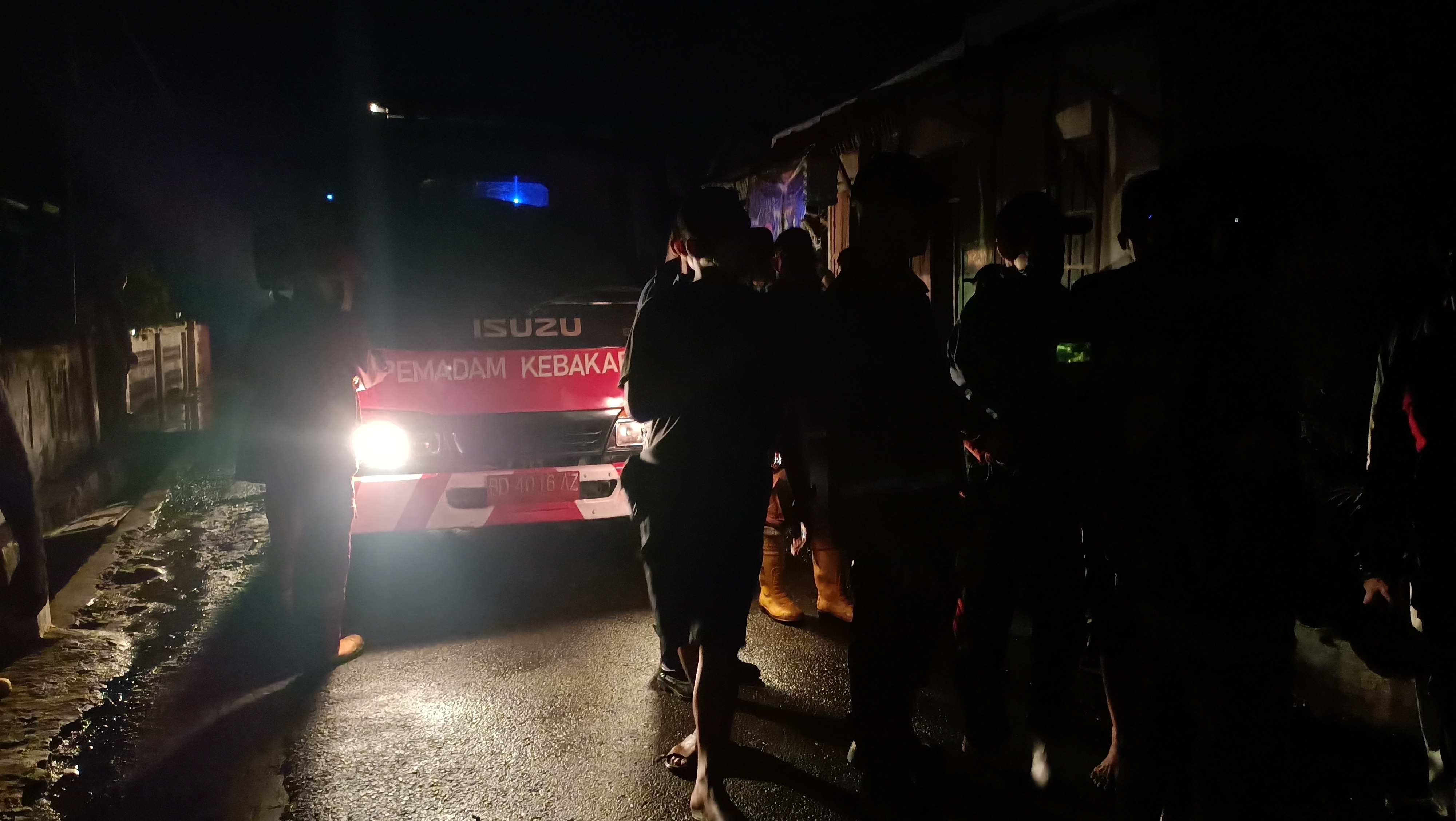 Sijago merah lahap rumah warga