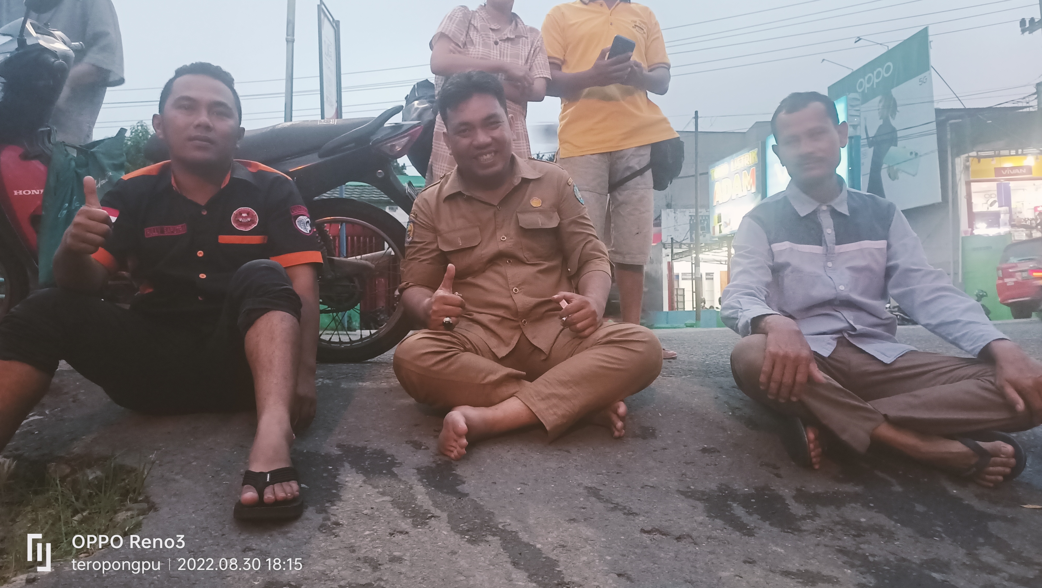 Bengkulu Banjir lagi,Warga Ngungsi Diatas Trotoar Jalan