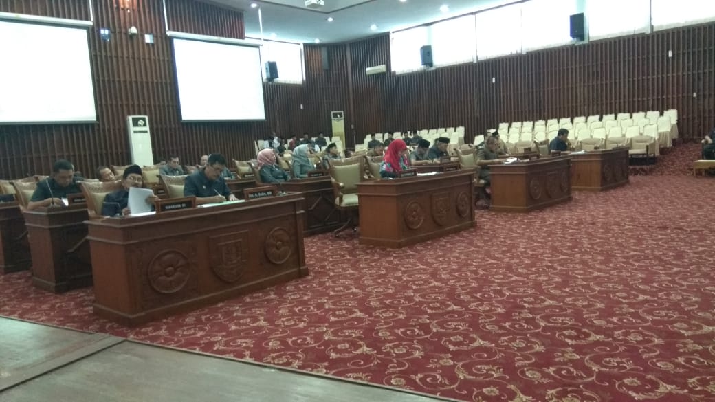 Rapat Paripurna Dengan Agenda Nota Penjelasan Gubernur Atas Raperda Rencana Umun Energi Daerah