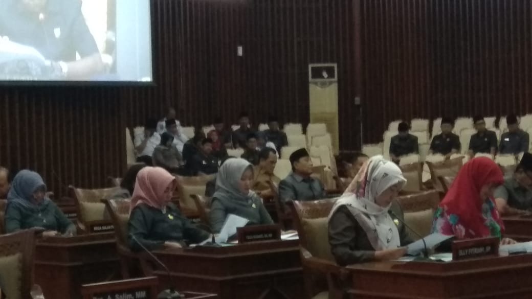 Rapat Paripurna Dengan Agenda Nota Penjelasan Gubernur Atas Raperda Rencana Umun Energi Daerah