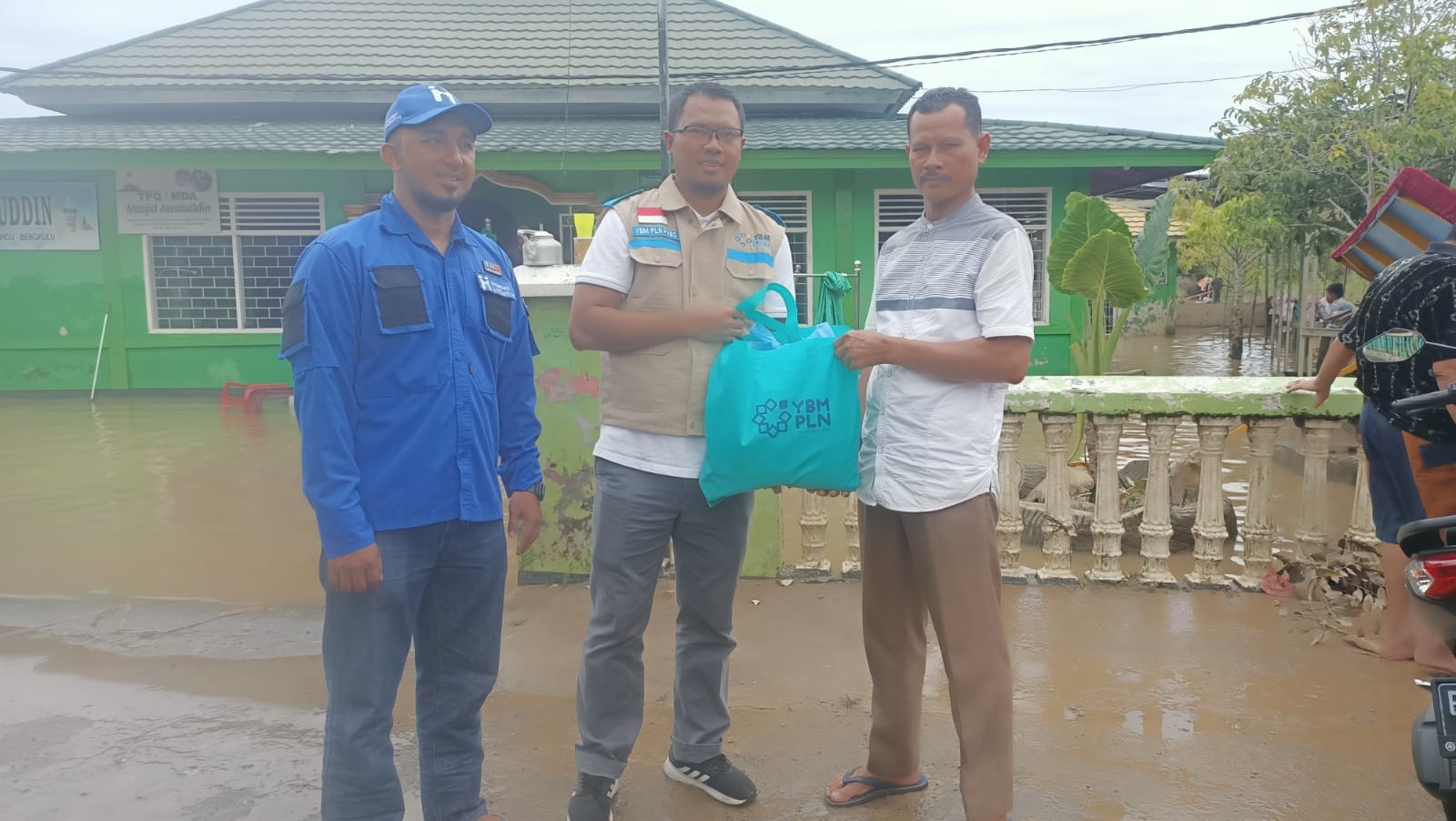 PLN Peduli Serahkan Bantuan 80 Paket Sembako Untuk Korban Banjir di Kelurahan Sukamerindu