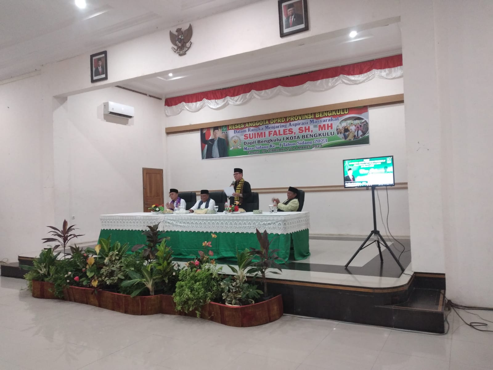 Anggota DPRD Provinsi Bengkulu dari Komisi 2, Suimi Fales, SH, MH mengelar acara reses dalam rangka menampung aspirasi masyarakat dan toko adat Kota Bengkulu, Kamis (2/3/2023) bertempat di aulah hotel pasir putih.