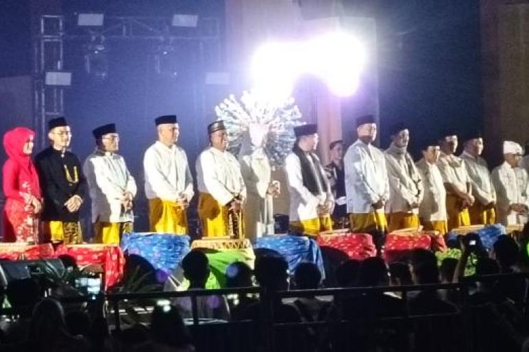 Gubernur Bengkulu Rohidin Mersyah Resmi Buka Festival Tabot Tahun 2023.dikawasan lapangan merdeka.Selasa.(19/07/2023)(ft : Herdianson teropongpublik.co.id)