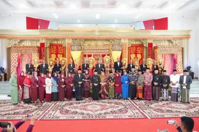 Sepuluh Pasang Pengantin di Bengkulu Resmi Jalani Pernikahan Massal Penuh Haru