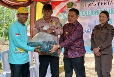 Bupati Lebong Pimpin Restocking Ikan untuk Pelestarian Ekosistem Perairan